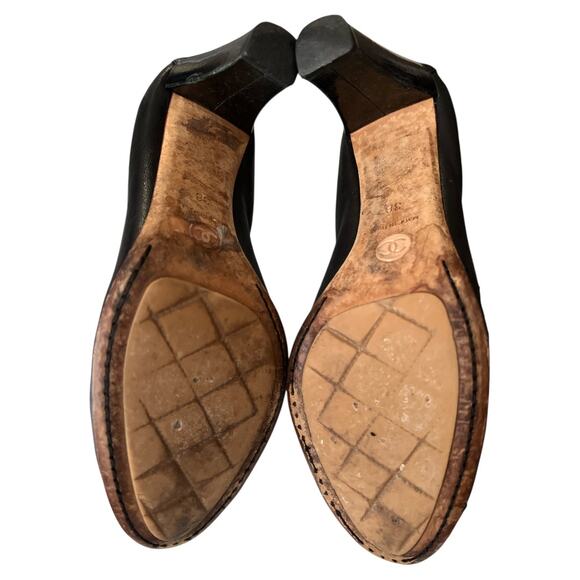 Chanel Black Interlocking CC Logo Leather Pumps, IT38/US8 - Picture 4 of 8